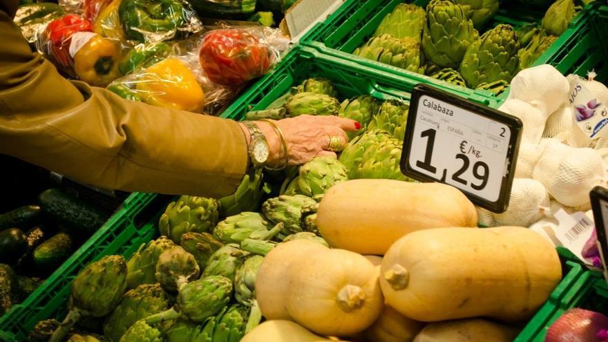 Frutas y verduras en supermercado.