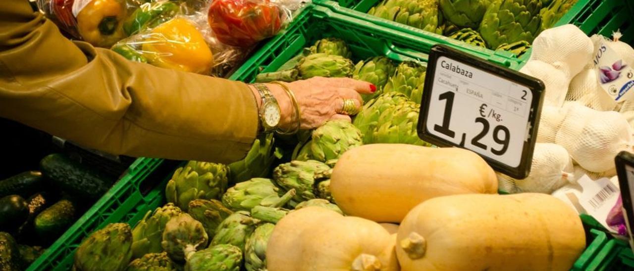 Frutas y verduras en un supermercado.