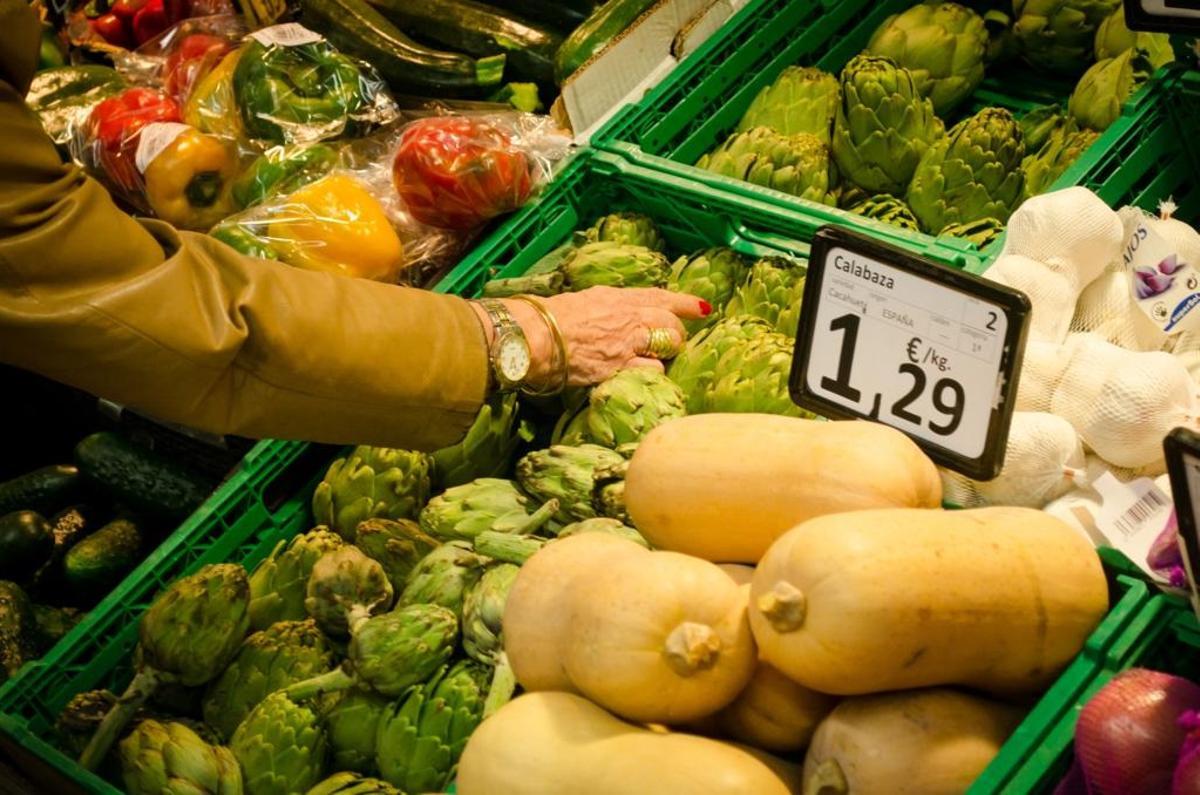 Archivo - Frutas y verduras en supermercado