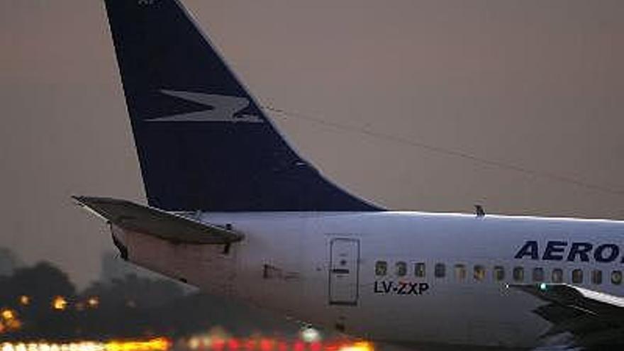 Fotografía de algunos usuarios de Aerolíneas Argentinas en su registro previo a un viaje. El Gobierno de Argentina confirmó, que ha llegado a un acuerdo con el español Grupo Marsans para traspasar Aerolíneas Argentinas al Estado argentino, según aseguró el secretario de Transporte, Ricardo Jaime.