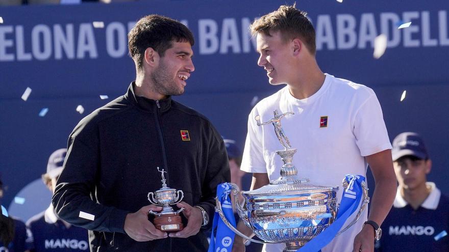 Holger Rune celebra el triunfo en Barcelona ante Carlos Alcaraz