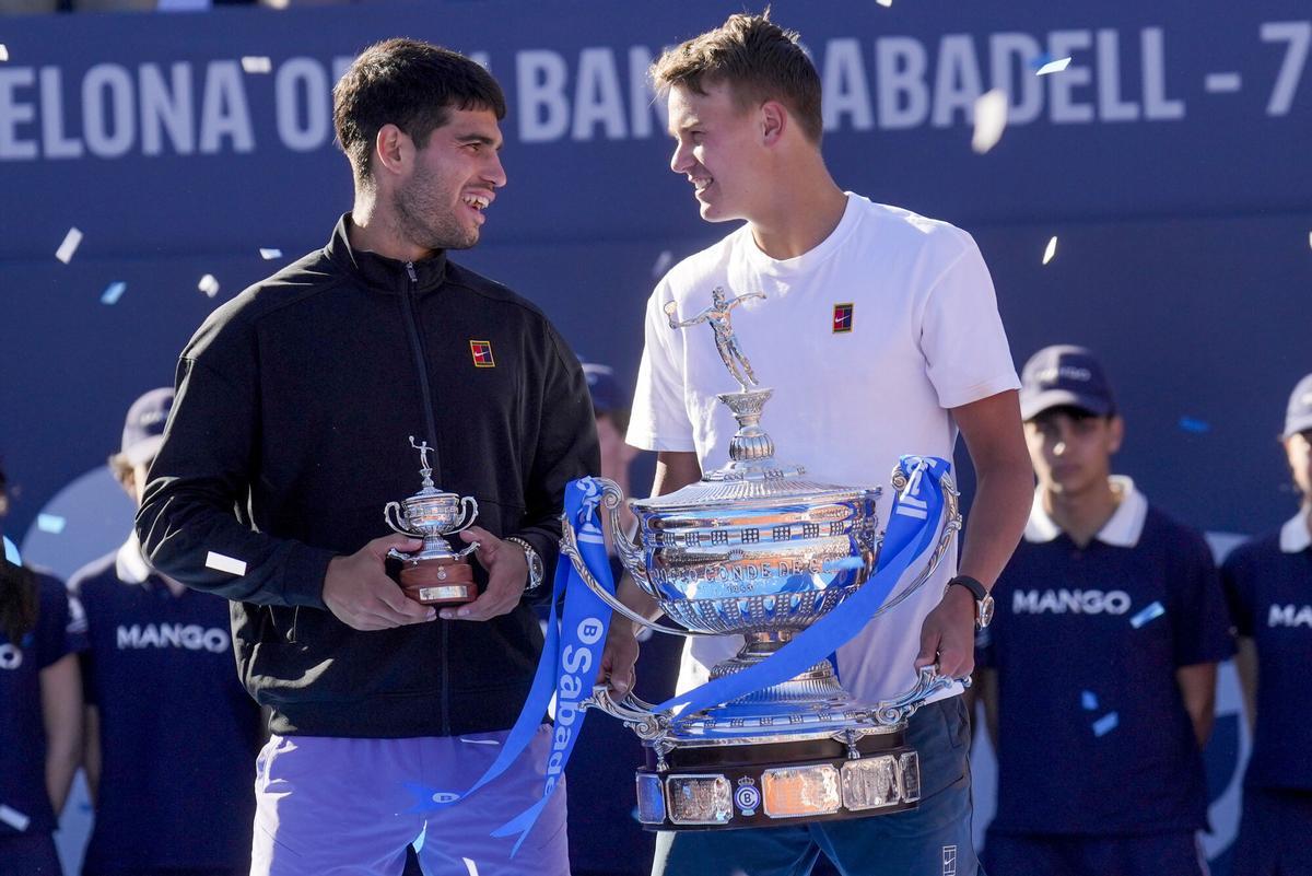 Holger Rune celebra el triunfo en Barcelona ante Carlos Alcaraz