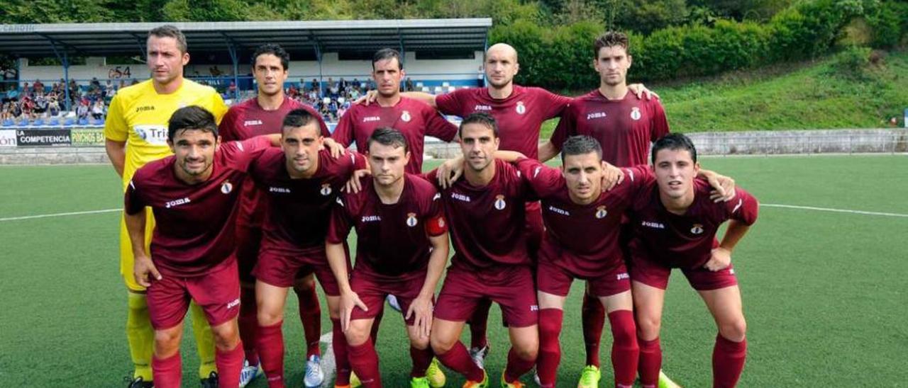 El once del Avilés que perdió en Tuilla. De pie, desde la izquierda, Guillermo, Nacho Fernández, Pantiga, Juanma y Luismi. Agachados, Jorge Rodríguez, Cristian, Matías, Borja Noval, Jorge Fidalgo e Ibón.