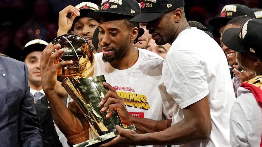 Kawhi Leonard y Serge Ibaka, con el trofeo. // Kyle Terada