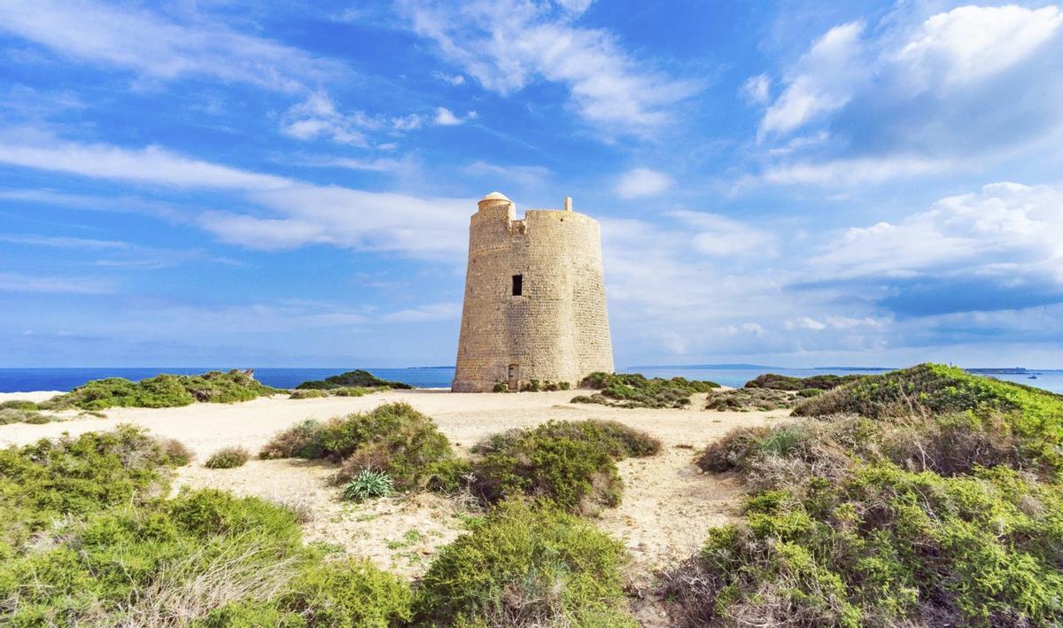 La torre de Ses Portes es una robusta atalaya del siglo XVIII que antiguamente vigilaba el paso entre Eivissa y Formentera. | L. APOLLI