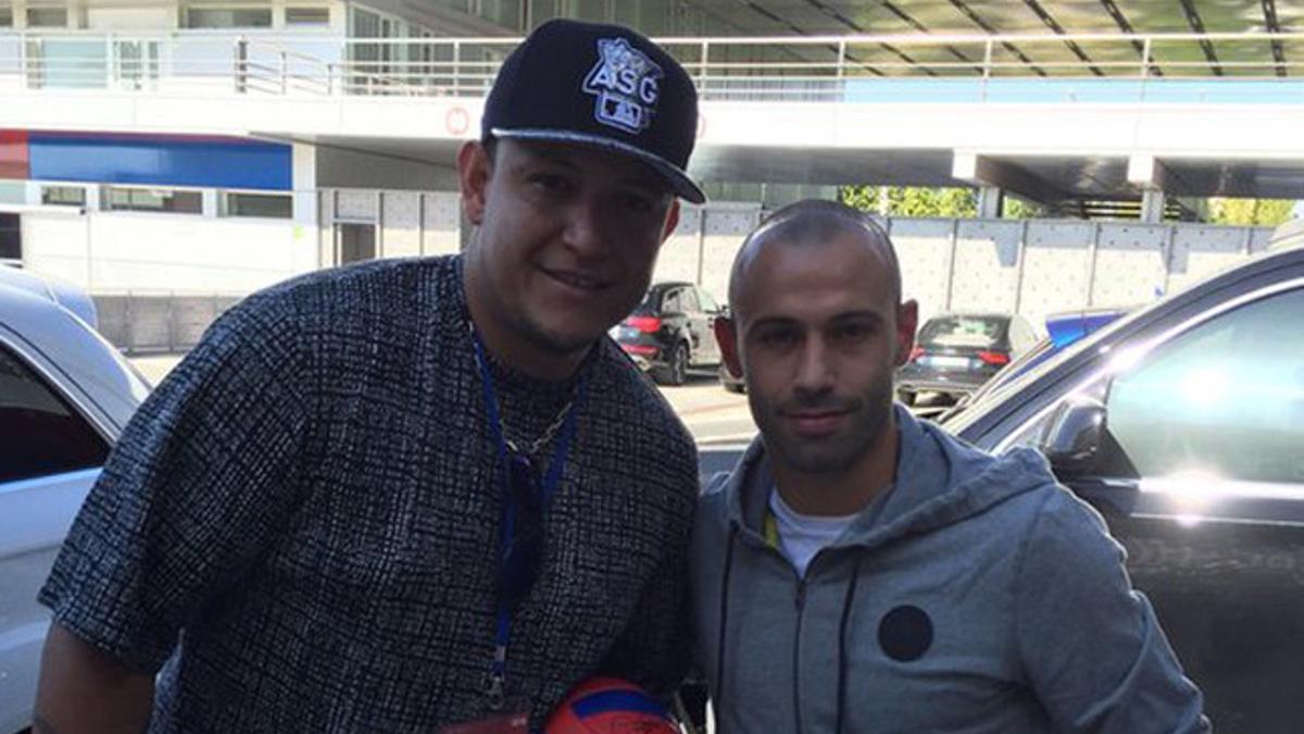 Miguel Cabrera, junto a Mascherano