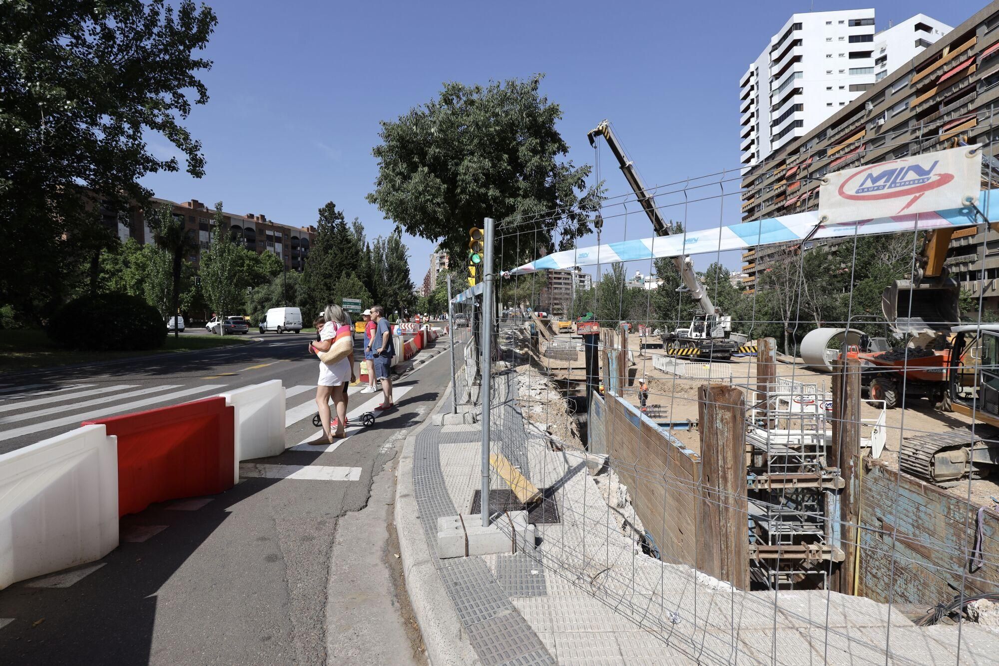 En imágenes | Las obras en el Huerva provocan cortes en el tráfico en Camino Las Torres