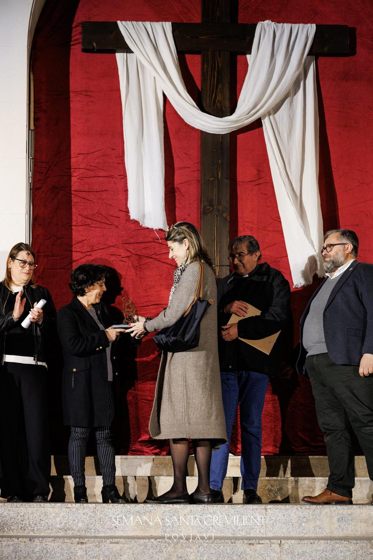 La alcaldesa de Crevillent ofrece un recuerdo a la cofradía de las Angustias