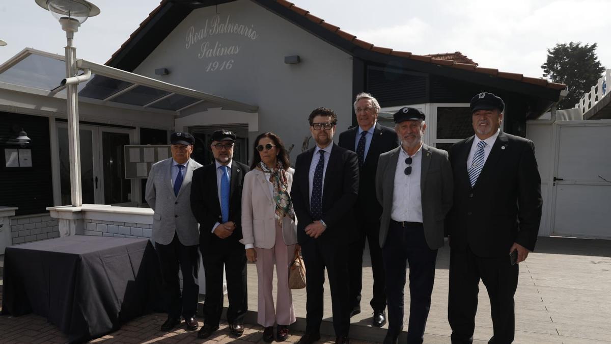 La Cofradía Buena Mesa de la Mar de Salinas premia a Naviera Alvargonzález por su trayectoria desde 1792 y su relación con la mar