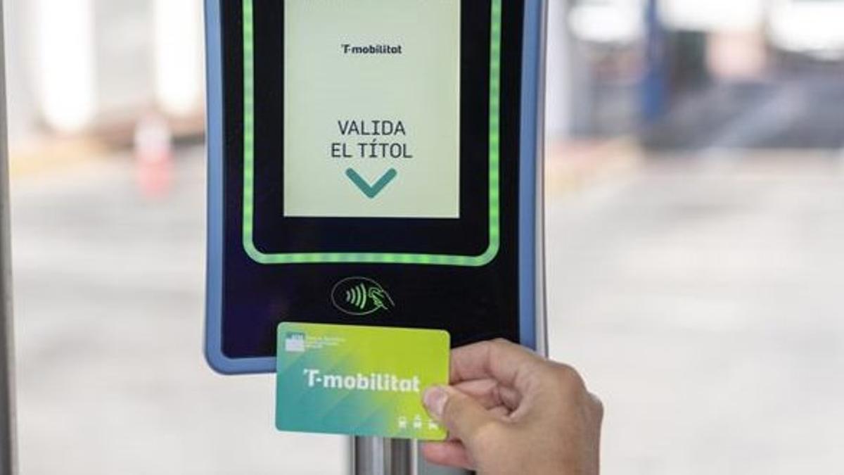 Un usuario utiliza la T-mobilitat