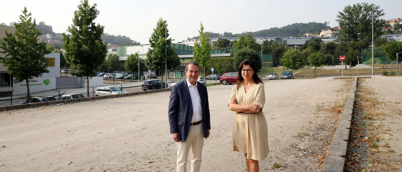 Abel Caballero y María Xosé Caride en los terrenos del futuro centro dotacional de Barreiro