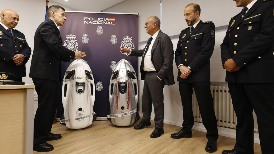 El subdelegado del Gobierno en Pontevedra, Abel Losada, y mandos policiales, muestran los «scooters» subacuáticos. | Gustavo Santos