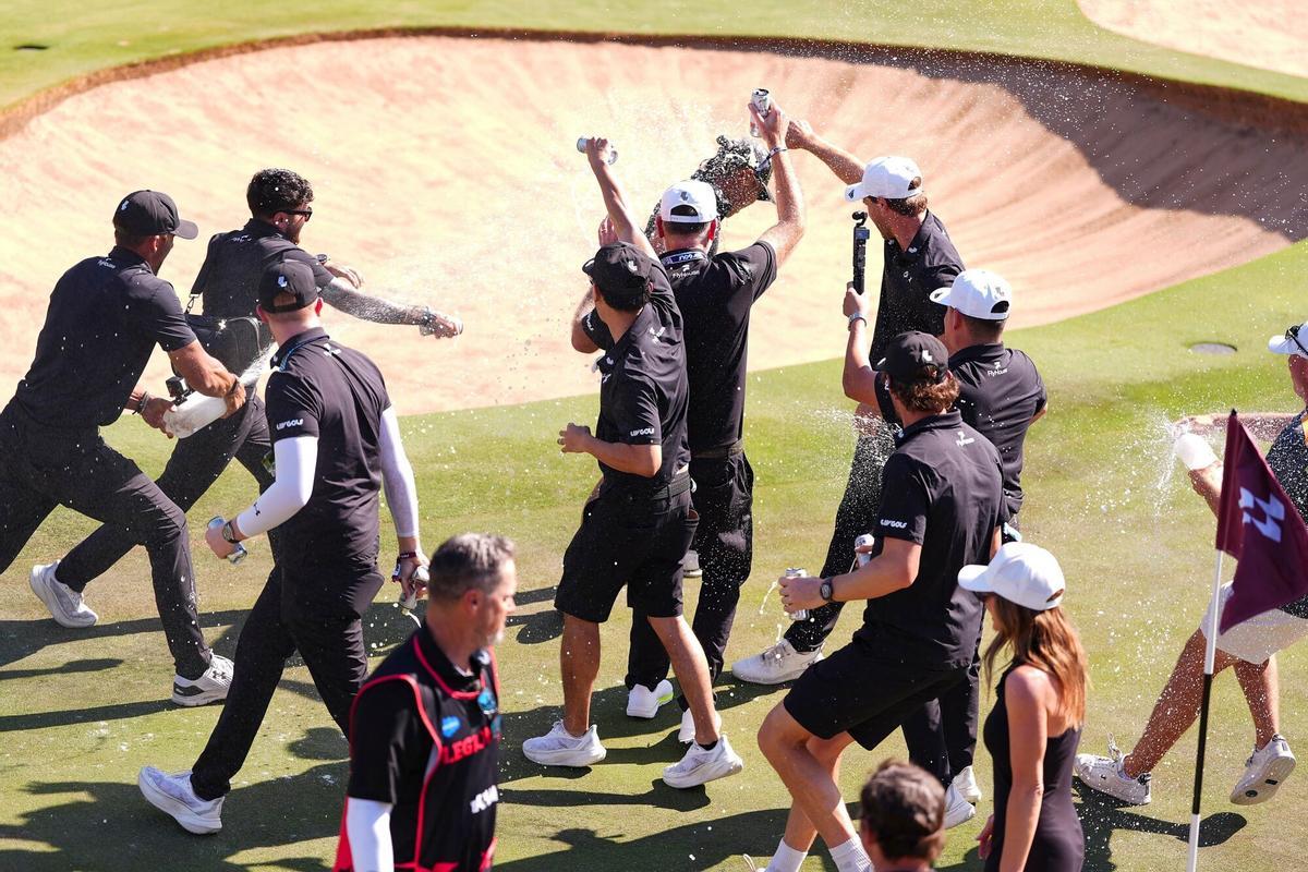 Kim celebra con su nuevo equipo, los 4Aces, que le ficharon tras la salida de Patrick Reed, para ganar a la primera oportunidad