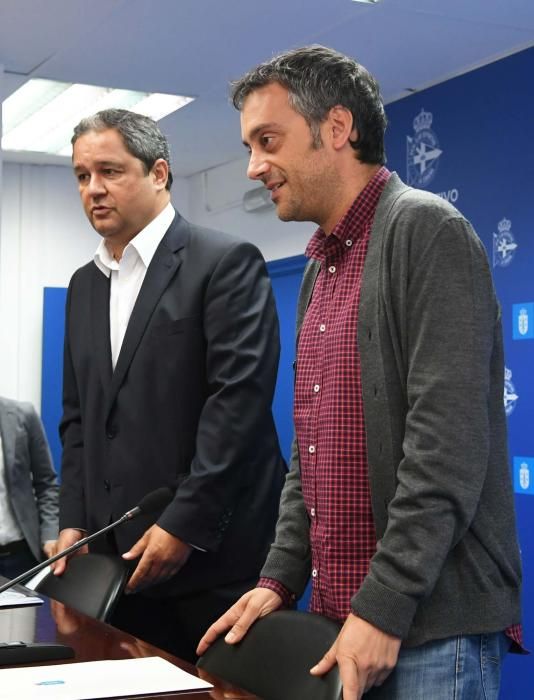 Xulio Ferreiro, alcalde de A Coruña, y Tino Fernández, presidente del Deportivo, escenificaron esta mañana en Riazor la firma de la ampliación del convenio suscrito por ambas entidades en el año 2000.