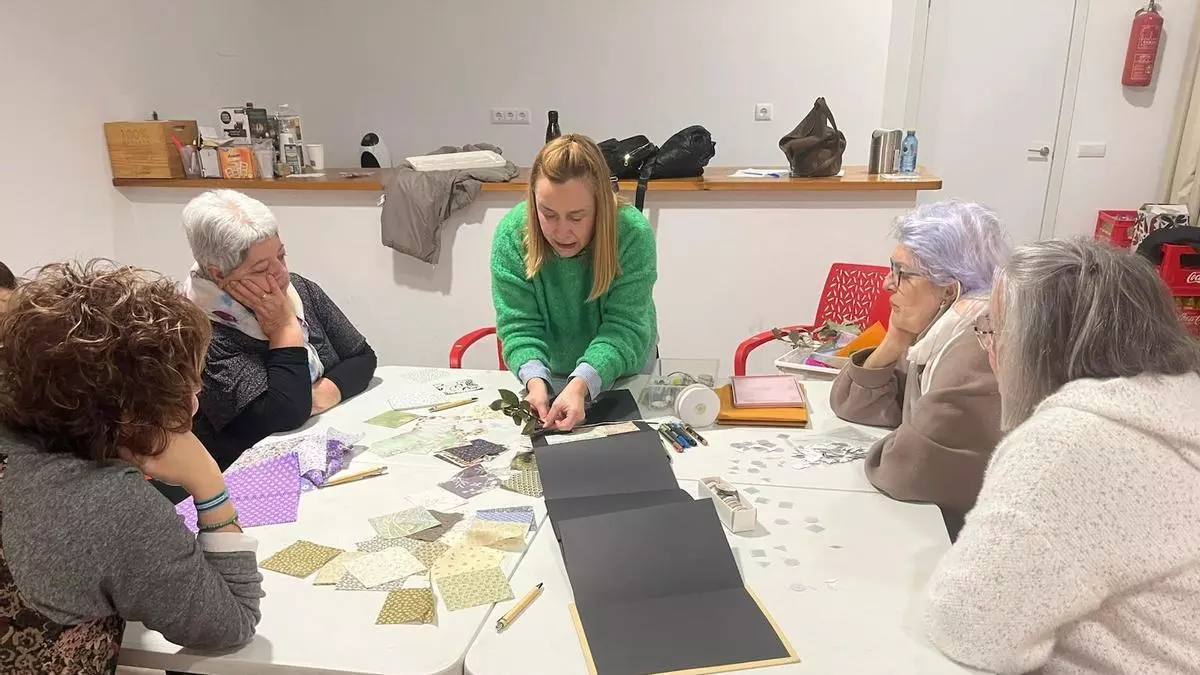 “Somos porque fuisteis”, el lema que unió a mujeres de distintas generaciones en los talleres por el 8M en Peñaflor