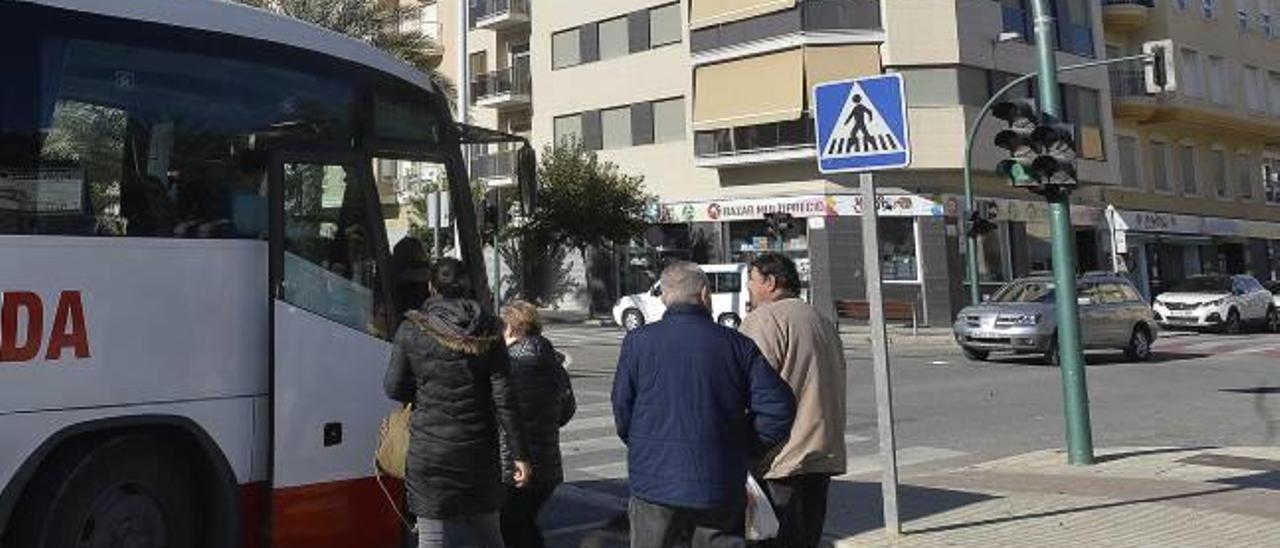 Usuarios del autobús en una de las paradas de la pedanía de La Hoya, en una imagen de archivo.