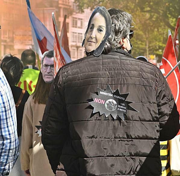 Caretas de Maroto y Feijóo, en la protesta. |  // C. P.