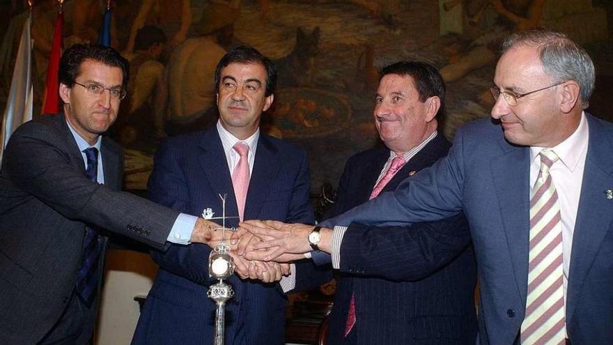 Feijóo, Álvarez-Cascos, Vázquez y Pose, en la firma del acuerdo de 2004 para urbanizar los muelles.