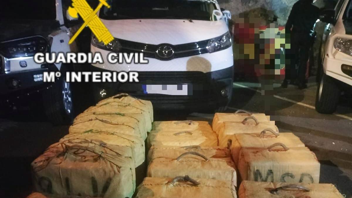 Fardos de droga localizados por la Guardia Civil en una furgoneta en Tenerife