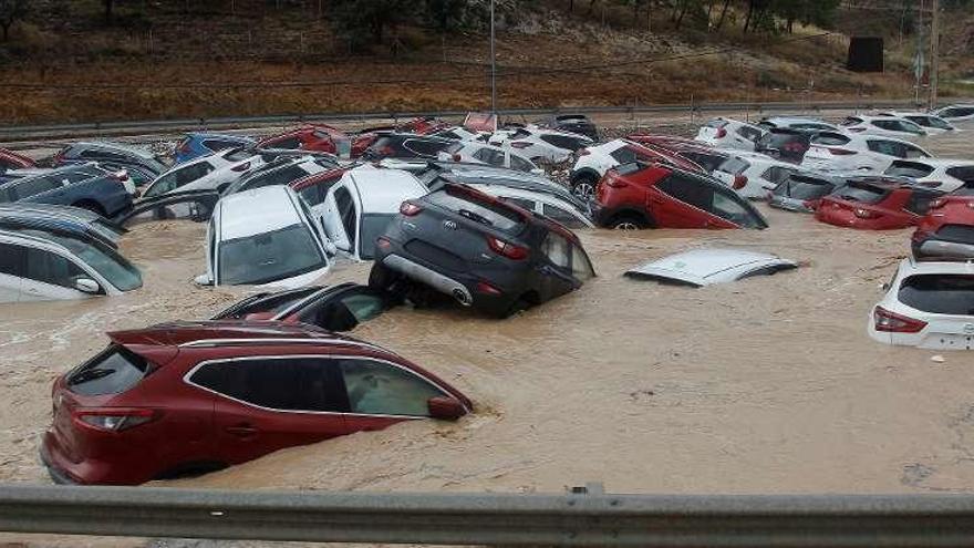 Cientos de coches inundados en Orihuela (Alicante) tras las fuertes lluvias. // Efe