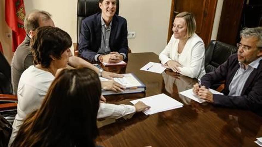 Visita de la consellera de Vivienda a Elda .