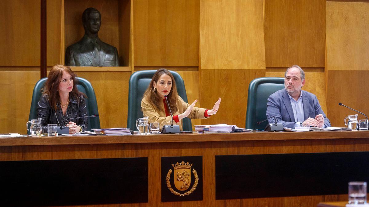 María Navarro, en el centro de la imagen, en la comisión de Hacienda de este viernes.