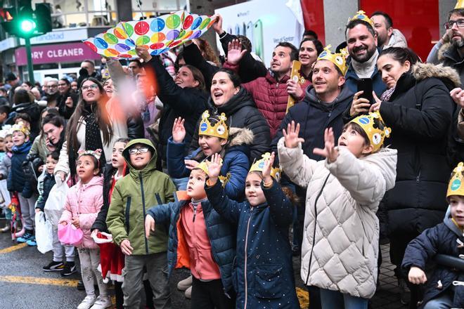 Los Reyes Magos recorren las calles de Elche a pesar de la amenaza de lluvia