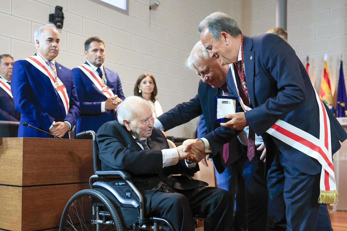 El presidente de la Diputación Provincial de Zaragoza, Juan Antonio Sánchez Quero (d) entrega la Medalla de Santa Isabel de Aragón al organista José Luis González Uriol.