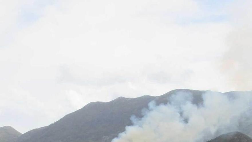 El fuego se ceba con los montes de Llanes