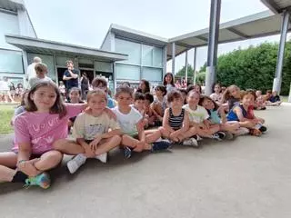 El colegio La Fresneda entierra sus deseos de futuro en una cápsula del tiempo