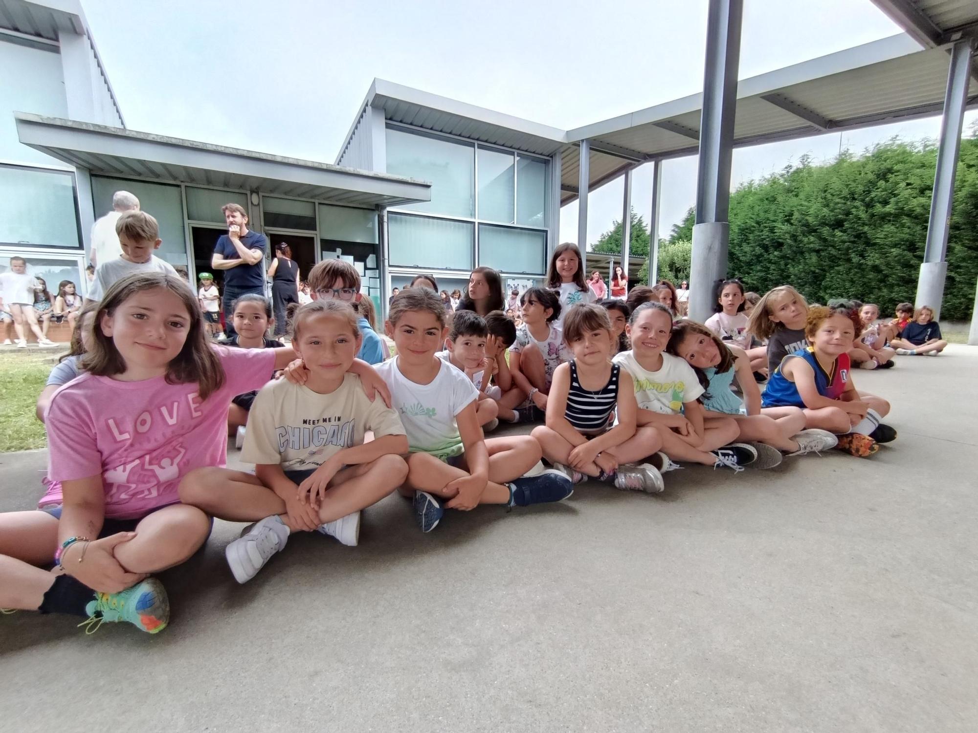 El colegio La Fresneda entierra sus deseos de futuro en una cápsula del tiempo