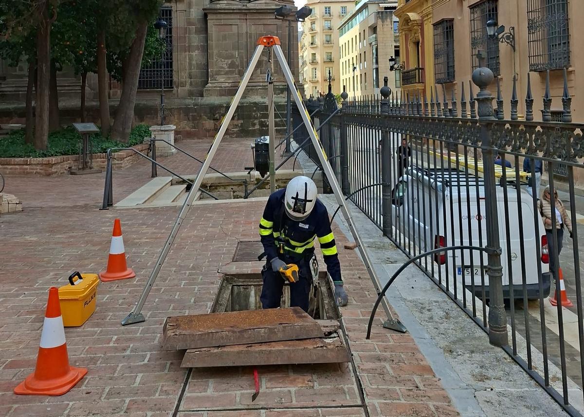 Un operario revisando instalaciones en la zona de la Catedral de Málaga.