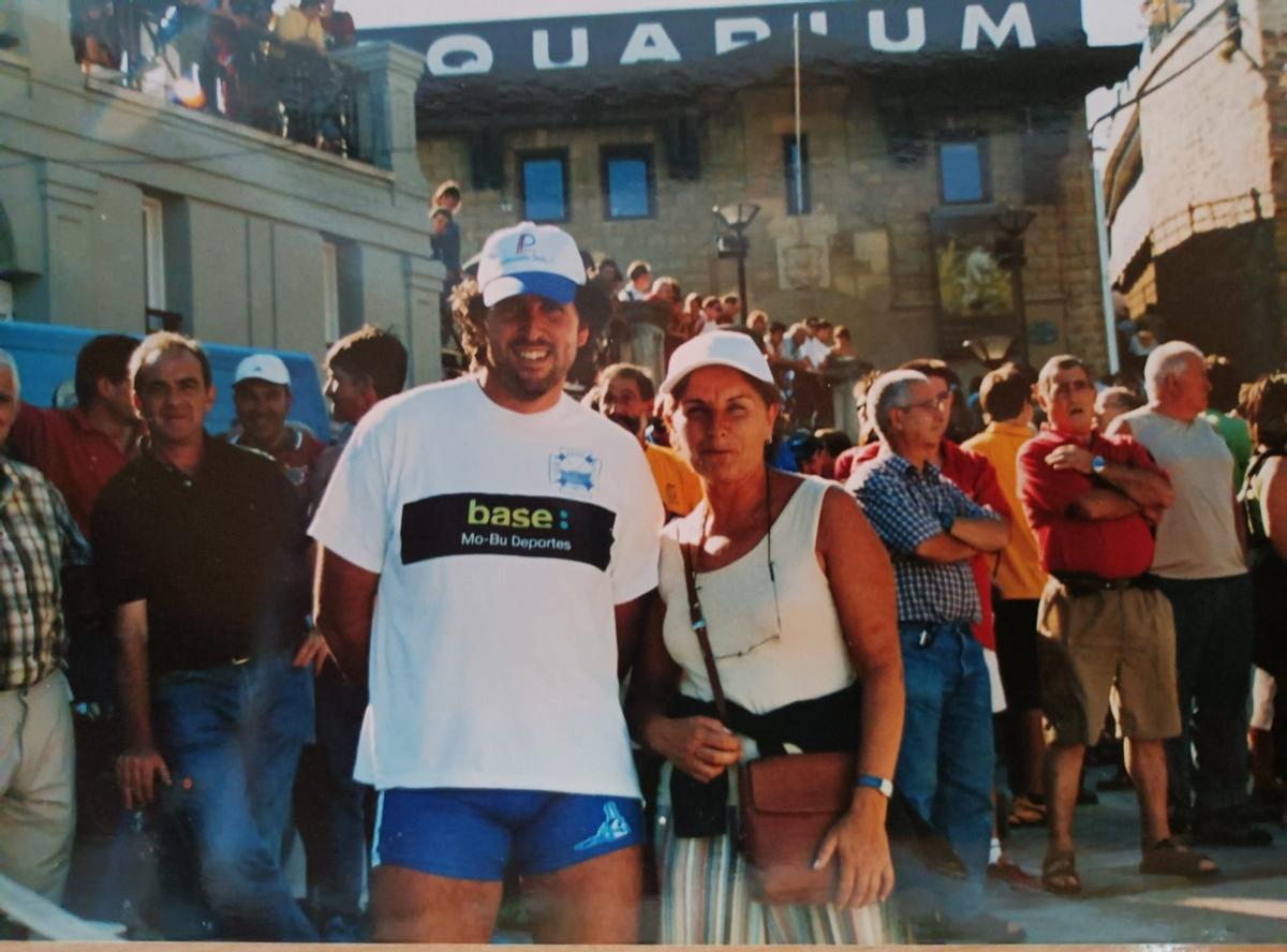 "Piris" con su suegra en la rampa de Donosti, en una de las regatas de La Concha en las que tomó parte.
