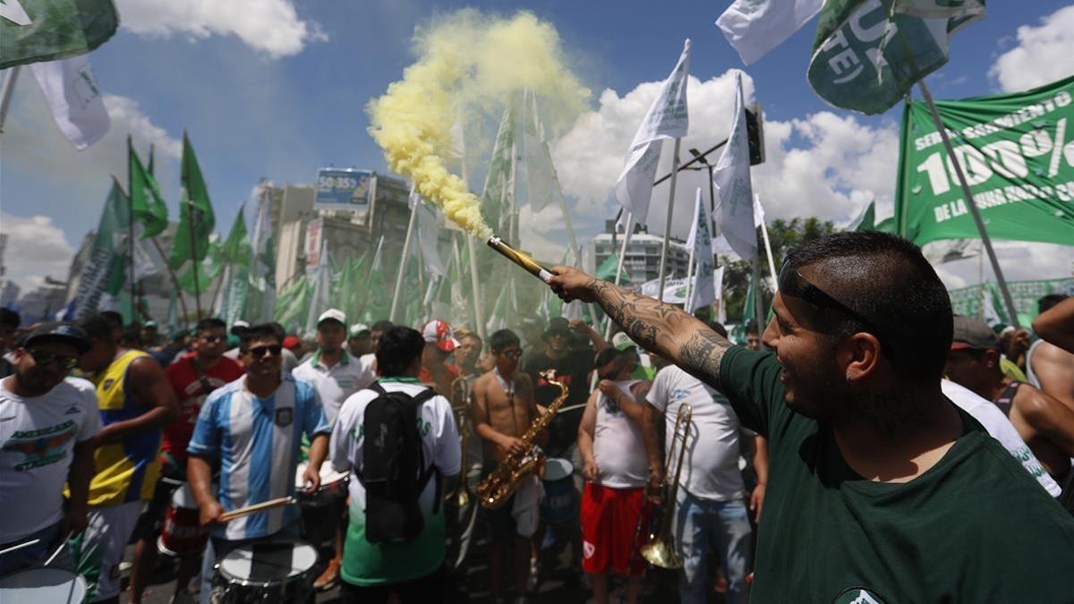 Miles de personas participan en la marcha por la Avenida 9 de julio, en Buenos Aires, el 21 de febrero.