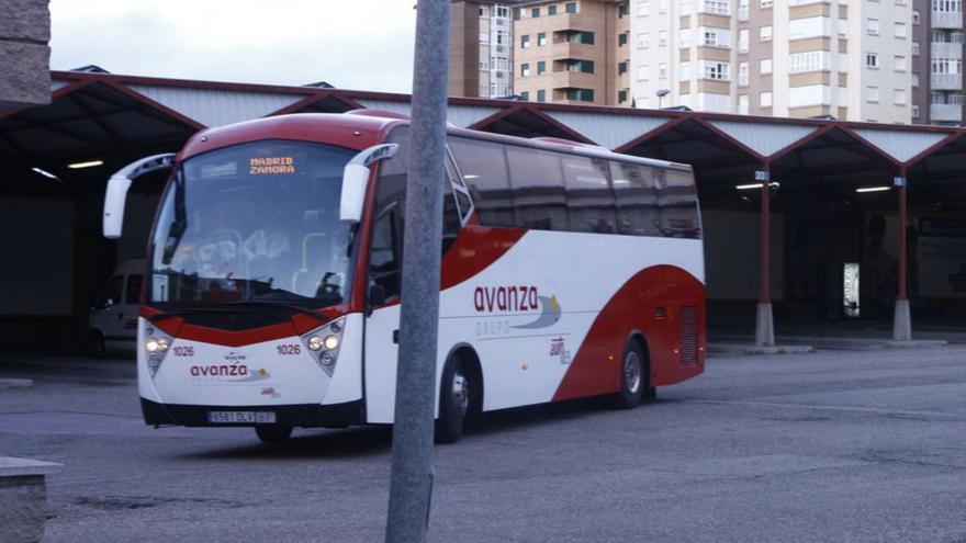 Autobús de Auto Res, perteneciente al Grupo Avanza, en Zamora.