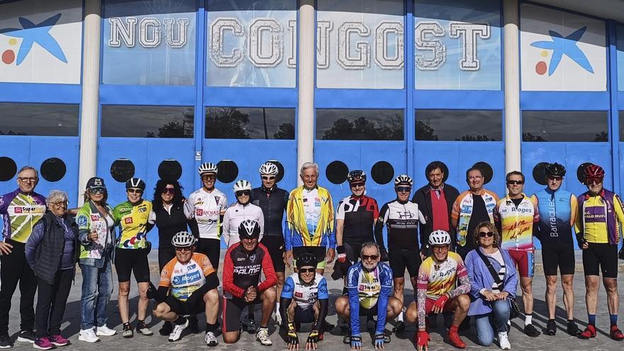 Un grup d’exciclistes de la Volta Cicloturista al Cor de Catalunya ascendeixen a Montserrat