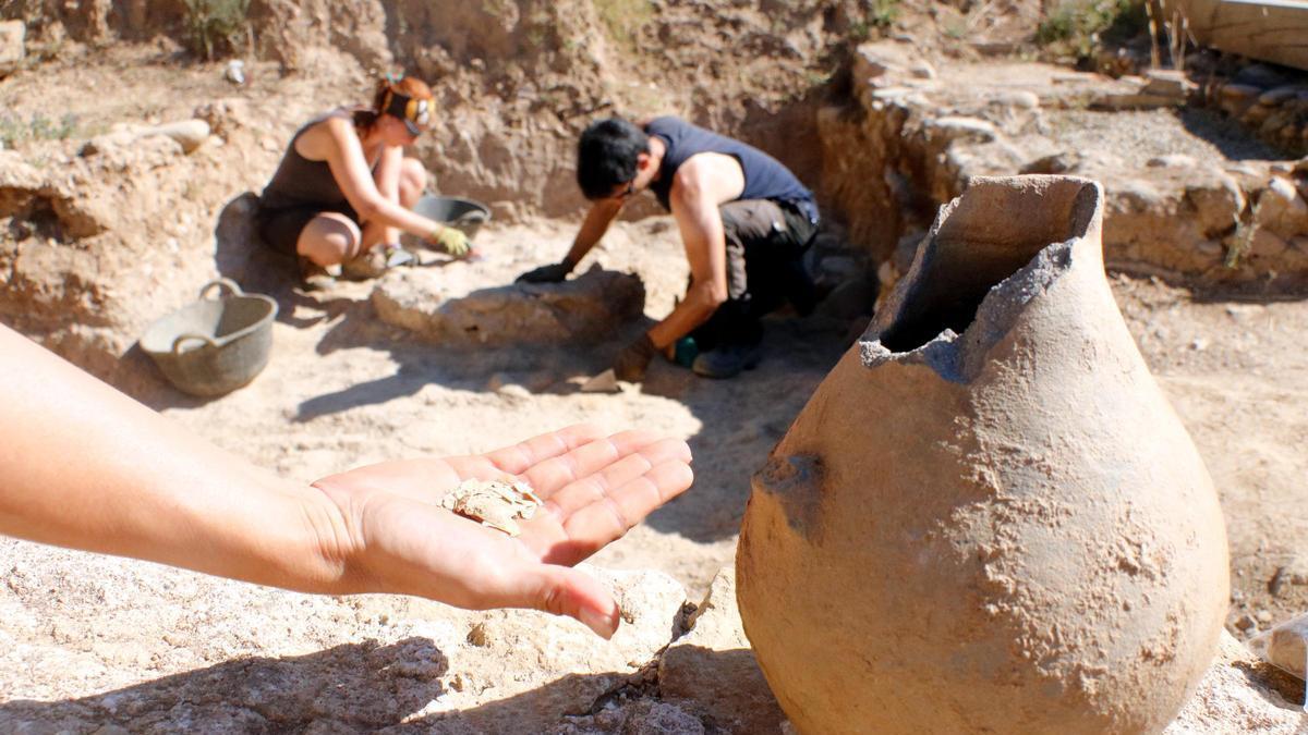 VÍDEO | Els arqueòlegs troben una gerra amb un ou que va servir d'ofrena fa 1.800 anys a la vil·la romana de Sarrià de Ter