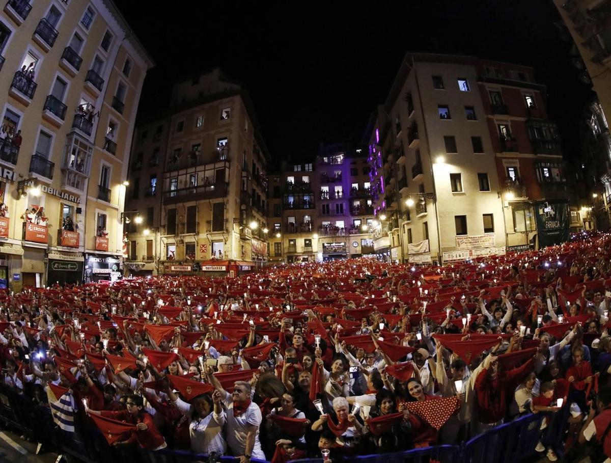 GRAF4408. PAMPLONA (NAVARRA), 14/07/2019. Miles de personas han despedido desde la Plaza del Ayuntamiento de Pamplona los Sanfermines de 2019, con velas encendidas y entonando el tradicional Pobre de mí, con el que han expresado su pesar por el final de las fiestas celebradas en la capital navarra desde el pasado 6 de julio. EFE/Jesús Diges.