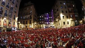 Miles de personas despidieron desde la Plaza del Ayuntamiento de Pamplona los Sanfermines del 2019. 