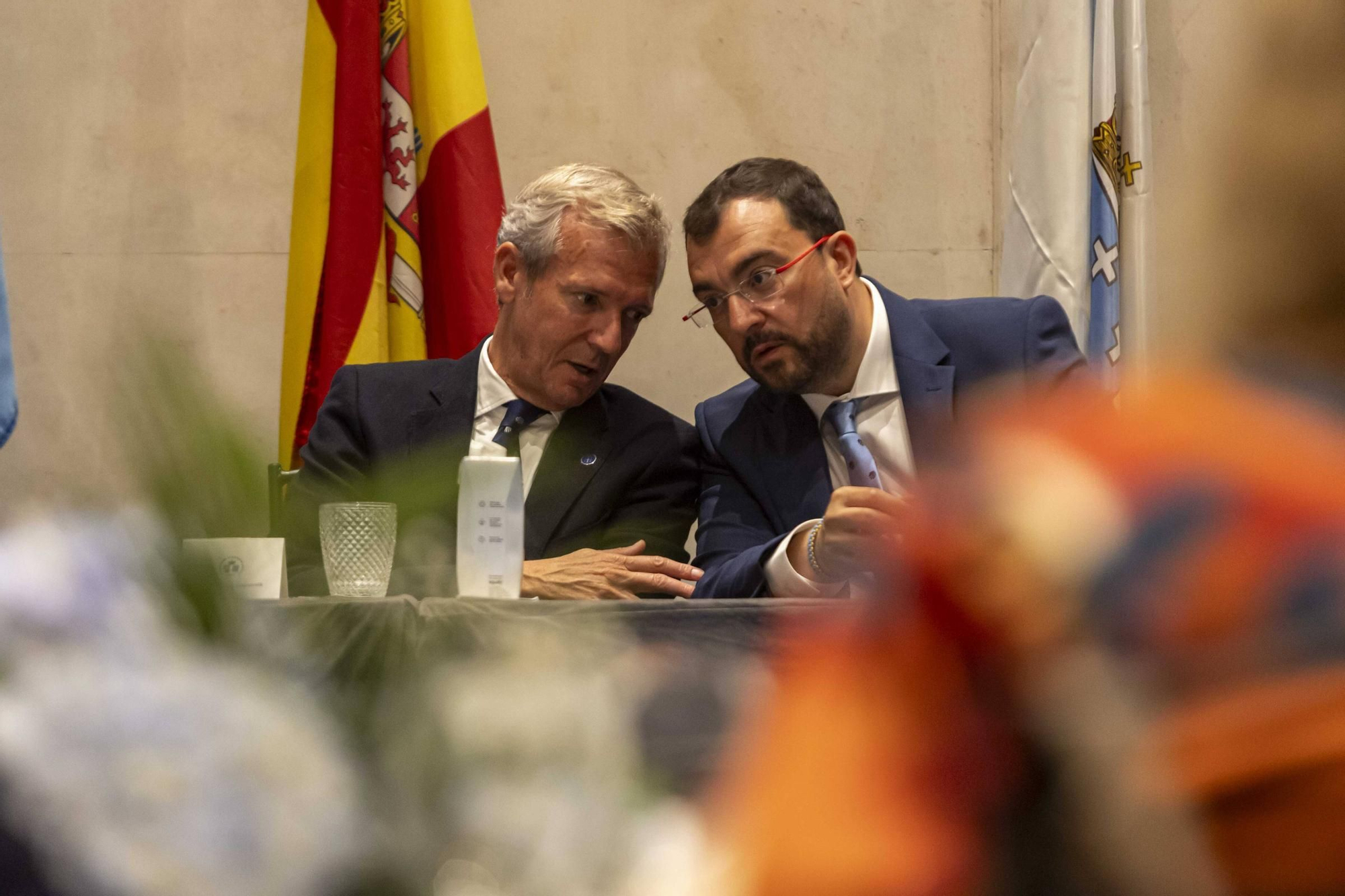 La Asociación Día de Galicia en Asturias entrega su medalla de oro a Adrián Barbón y Carmen Moriyón