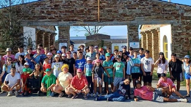 Avelino Souto visita en Ribadeo a los chavales del campamento de mar |