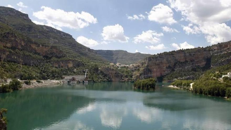 El embalse de Cortes de Pallás, rodeado de masa forestal (archivo).