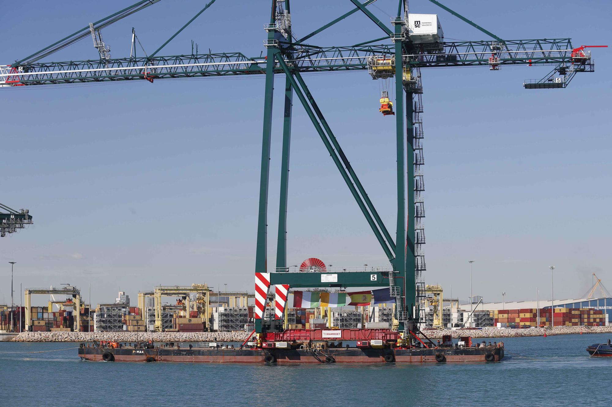 Espectacular traslado por mar de una nueva grúa en el Puerto de València