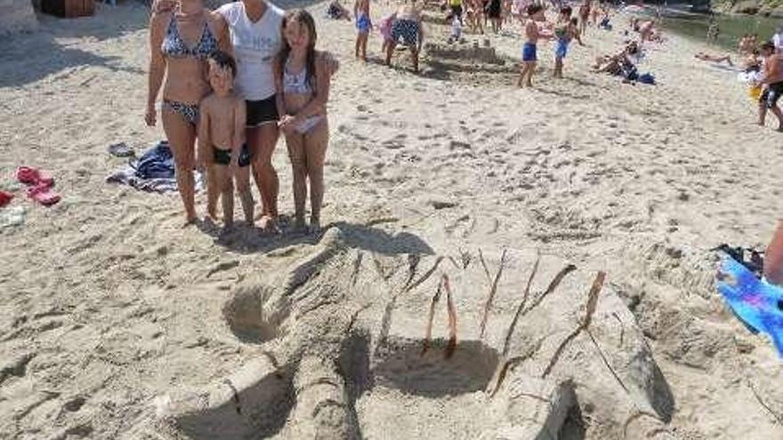 Las familias esculpen casi medio centenar de esculturas de arena en Santa Cruz