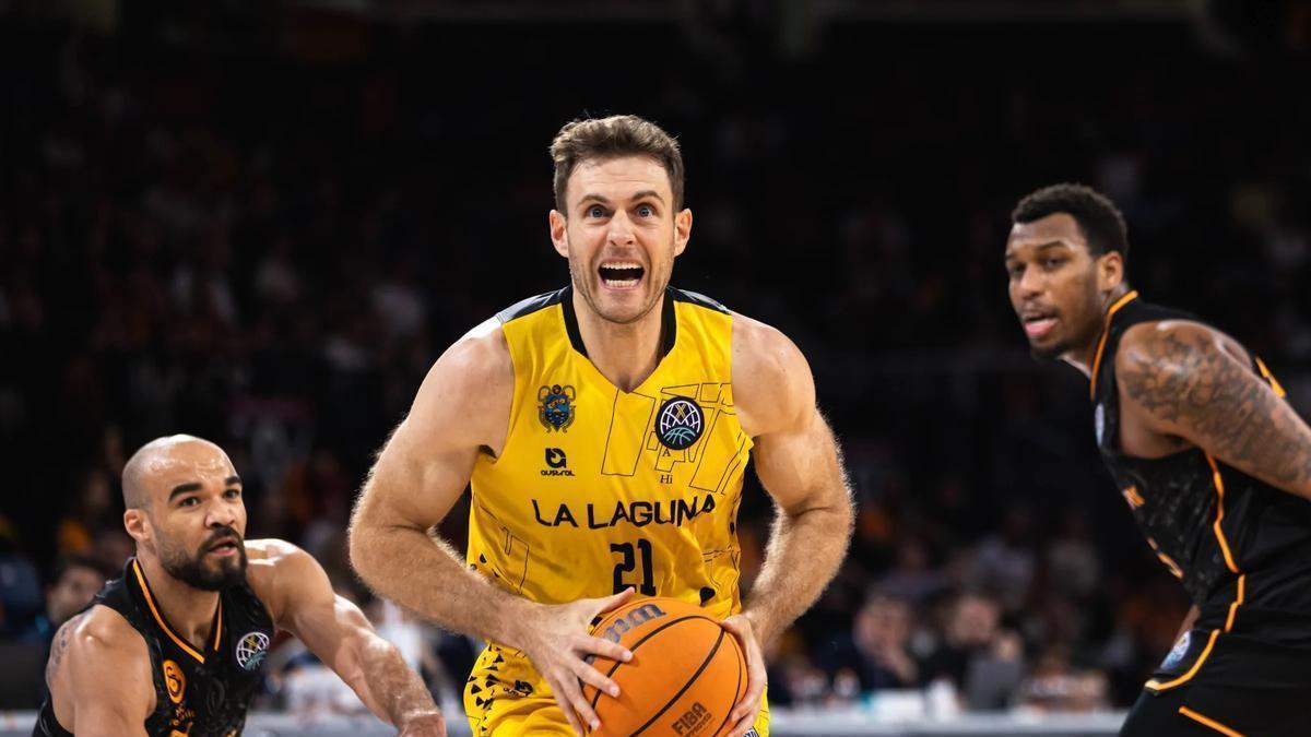 Tim Abromaitis encara el aro tras dejar atrás a Robinson y White.