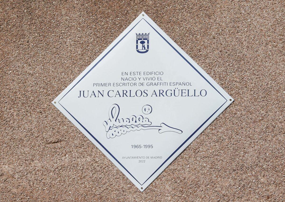 Placa conmemorativa en su domicilio