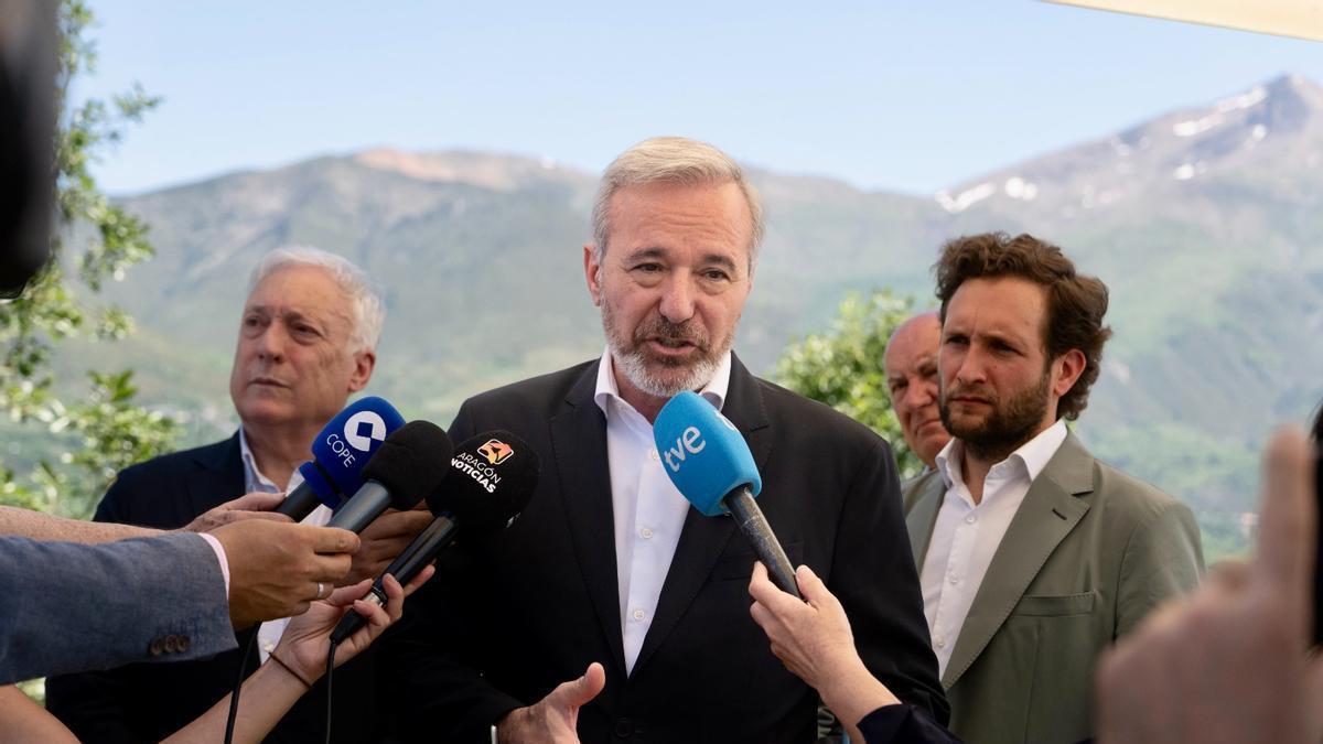 Jorge Azcón atiende a los medios de comunicación.