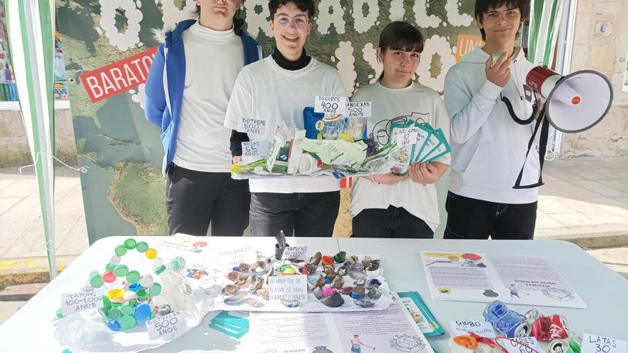 Estudiantes de Rianxo instalaron un simbólico puesto de venta de basura en el mercadillo