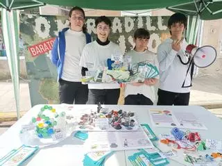 Estudiantes de Rianxo instalaron un simbólico puesto de venta de basura en el mercadillo