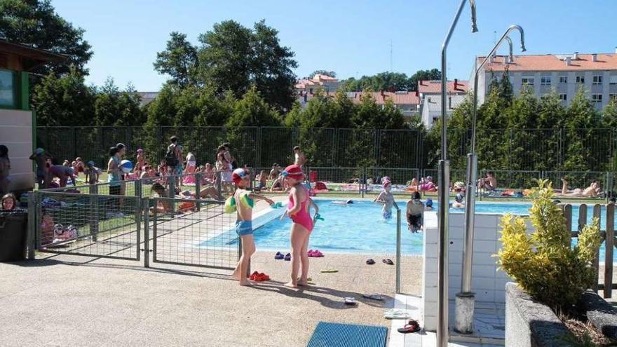 Varios niños jugando en las piscinas de Lalín. // Bernabé/Gutier